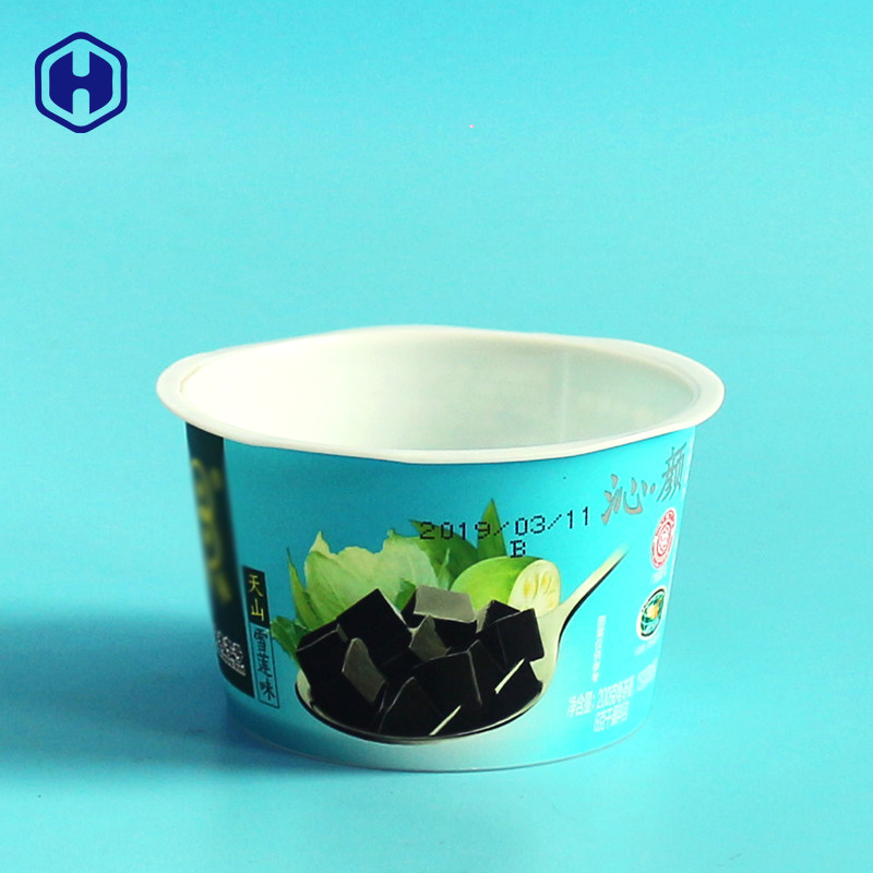 Piccole tazze di plastica vuote del gelato con la sensibilità estetica del coperchio del cucchiaio